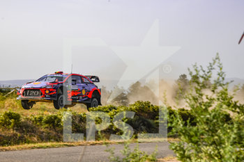 2019-06-14 - Thierry Neuville, su Hyundai i20 WRC plus al salto sulla Prova Speciale 2 - WRC - RALLY ITALIA SARDEGNA - DAY 02 - RALLY - MOTORS